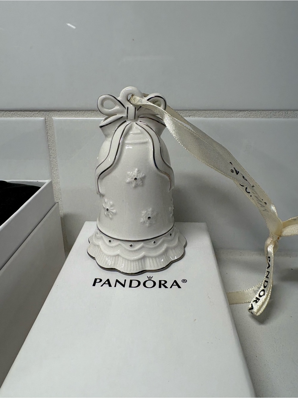 Pandora 2017 Limited Edition Christmas Ornament Bell/Bag Porcelain White Chime